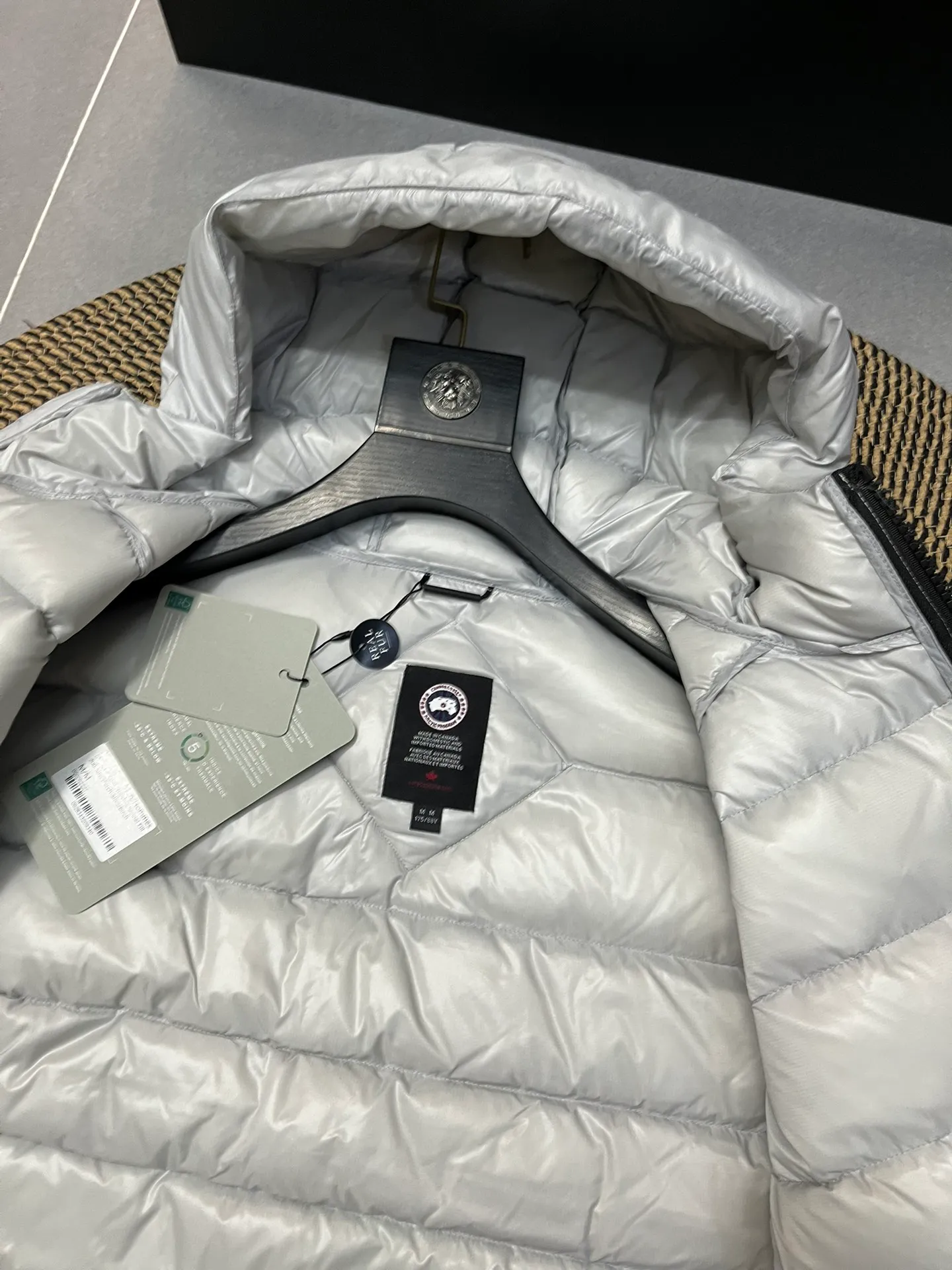 P860 Top 🔥purchase version 𝘾𝘼𝙉𝘼𝘿𝘼 𝙂𝙊𝙊𝙎𝙀/Canada Goose 2227 thin and light model. It’s super lightweight and doesn’t feel any weight on your upper body at all! Show more temperament‼  Canada Goose, a Canadian brand, has always been recognized as the warmest down jacket. Various Instagram celebrities, Internet celebrities, and celebrities often wear it for street photos. I make Canada Goose every year, but I still can’t get rid of my love for the goose. No matter how cold the winter is, there is no need to be afraid. Canada Goose is the legendary warmest down jacket and is known as a must-have for Arctic outdoor sports! The most popular down jacket in the world, celebrities are rushing to buy it, it is a must-have! Size: S-2XL Color: silver gray (red label) silver gray (black label), black (red label), black (black label), dark blue